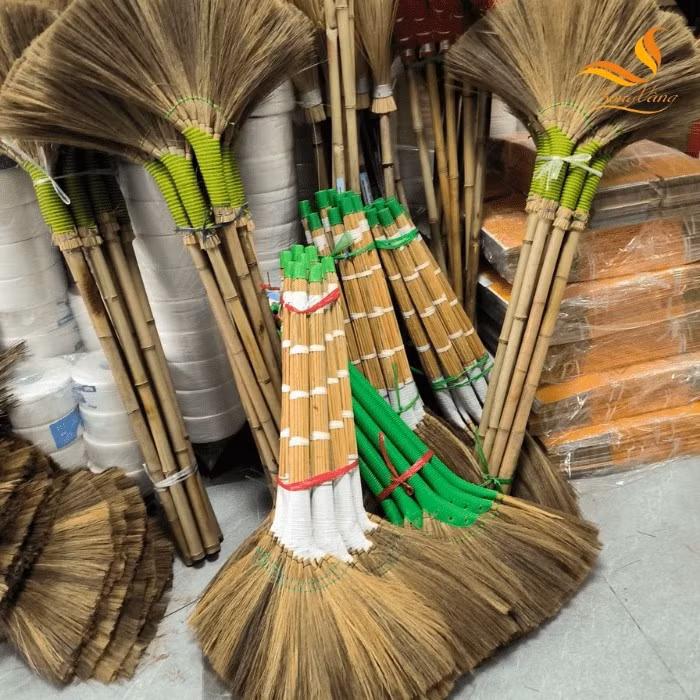 Chổi đót ở Việt Nam giá chỉ vài chục nghìn đồng nhưng trên các trang thương mại điện tử nước ngoài, giá dao động từ 400.000-700.000 đồng. Ảnh: Internet