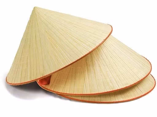 Nón lá cũng là sản phẩm Việt Nam được ưa chuộng trên các sàn thương mại điện tử ở nước ngoài. Tại Mỹ, nón lá Việt được rao bán rầm rộ trên Amazon với giá cao nhất lên tới 46,99 USD (hơn 1 triệu đồng)/chiếc. Ảnh: Internet