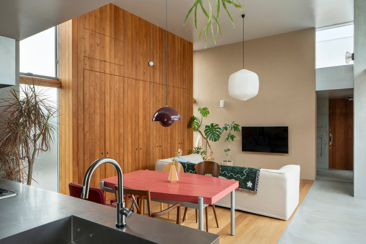 Phòng khách, bếp và khu ăn uống bố trí trong một trục mở. Ảnh: Studio ToLoLo