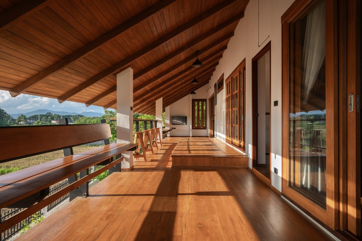 Cuối ngày, góc hiên dưới mái dốc trở thành nơi nghỉ ngơi yên tĩnh. Ảnh: Rungkit Charoenwat