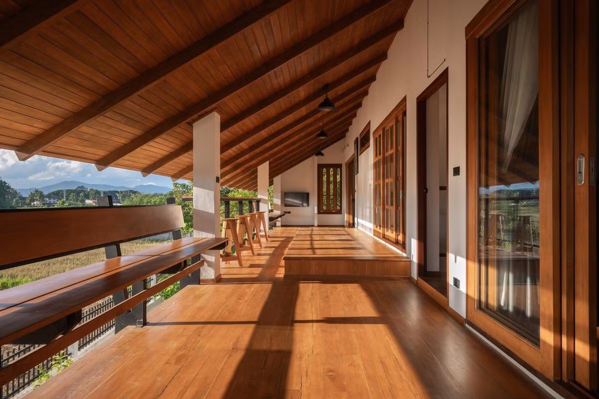 Cuối ngày, góc hiên dưới mái dốc trở thành nơi nghỉ ngơi yên tĩnh. Ảnh: Rungkit Charoenwat