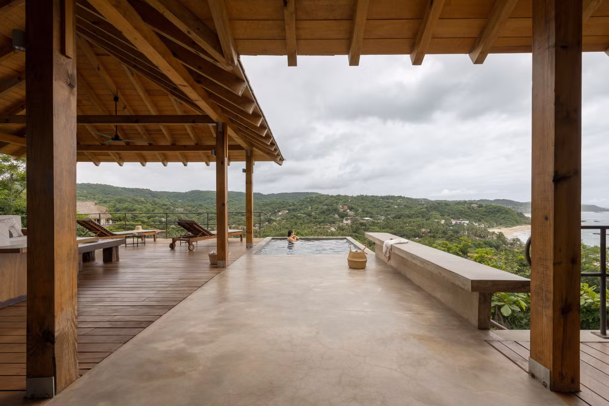 Nhờ mái lớn, nhẹ và thoáng, ngôi nhà không chỉ chống chịu với khí hậu nắng gió khắc nghiệt vùng ven biển mà còn mang đến sự uyển chuyển cho tổng thể kiến trúc. Ảnh: Archello