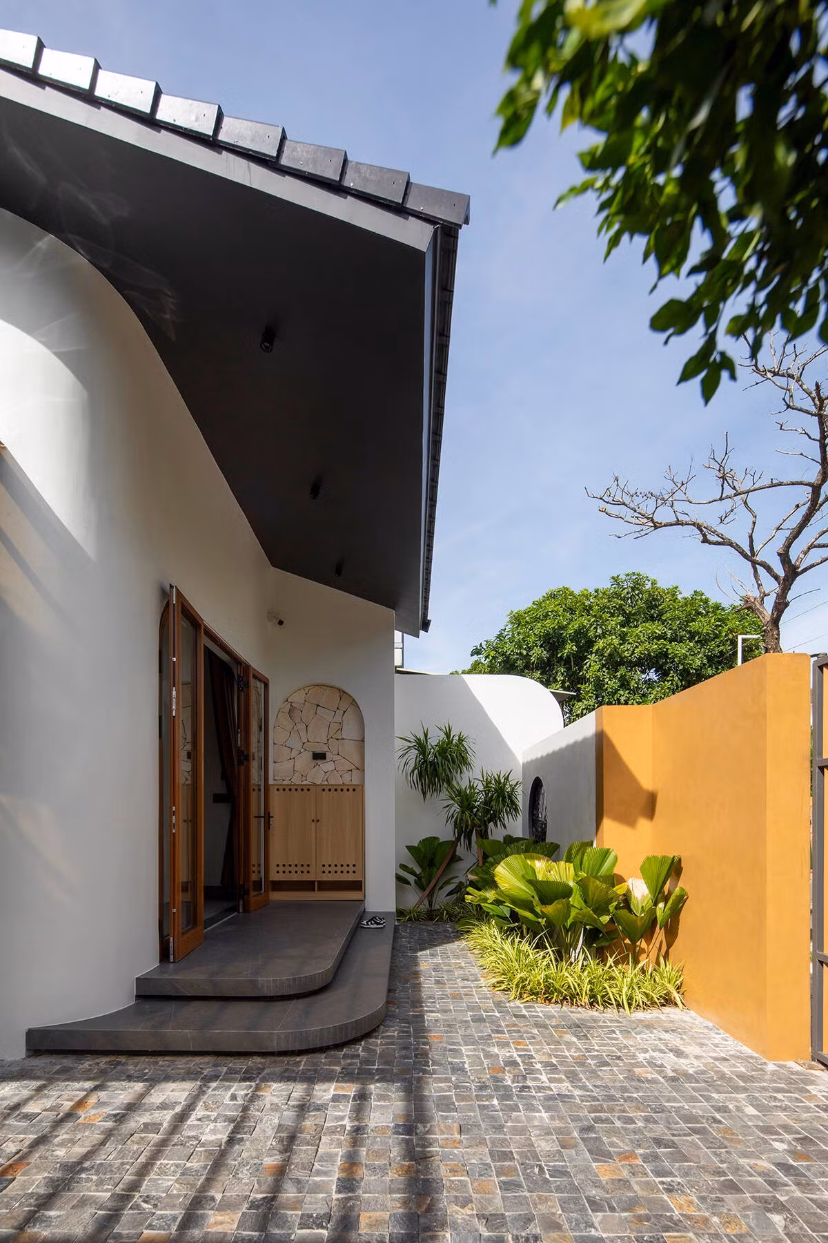 Sân trước là chỗ để xe và sinh hoạt ngoài trời. Ảnh: Khánh Nguyễn