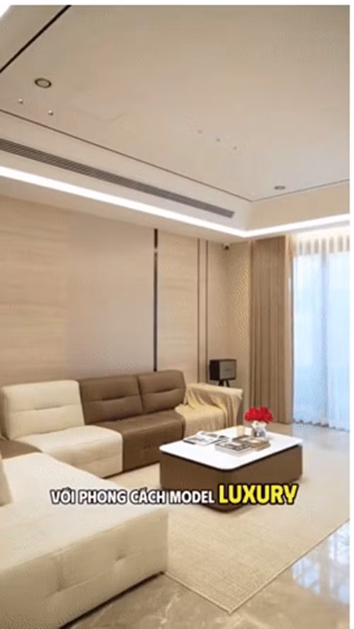 Từng góc nhỏ trong nhà, từ bình hoa, đèn tường, cho đến thảm trải sàn, đều thể hiện gu thẩm mỹ trẻ trung, hiện đại và tinh tế. Ảnh chụp màn hình