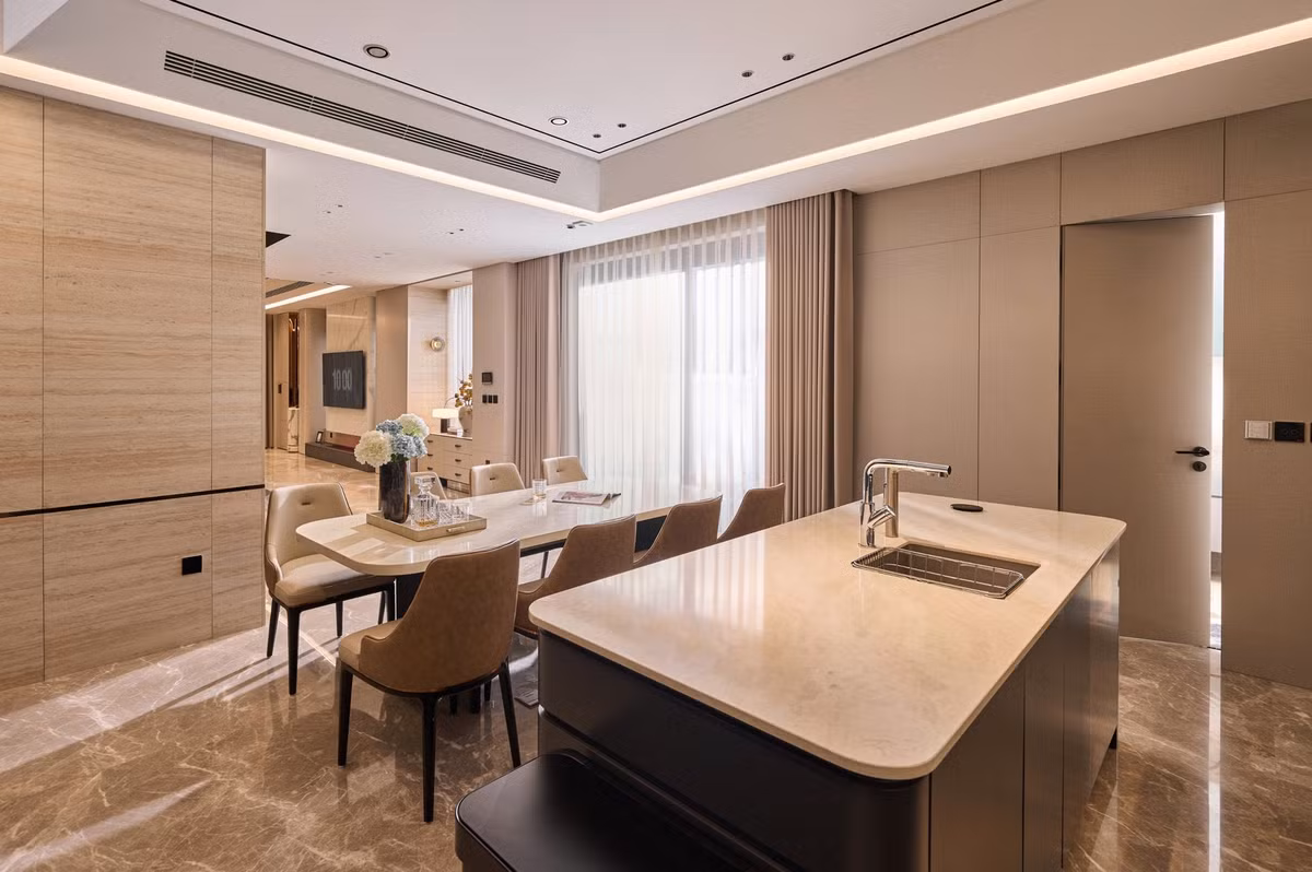 Phòng khách nối liền khu vực bếp và bàn ăn, giúp không gian thêm liền mạch và ấm cúng. Ảnh: FB Đoàn Văn Hậu