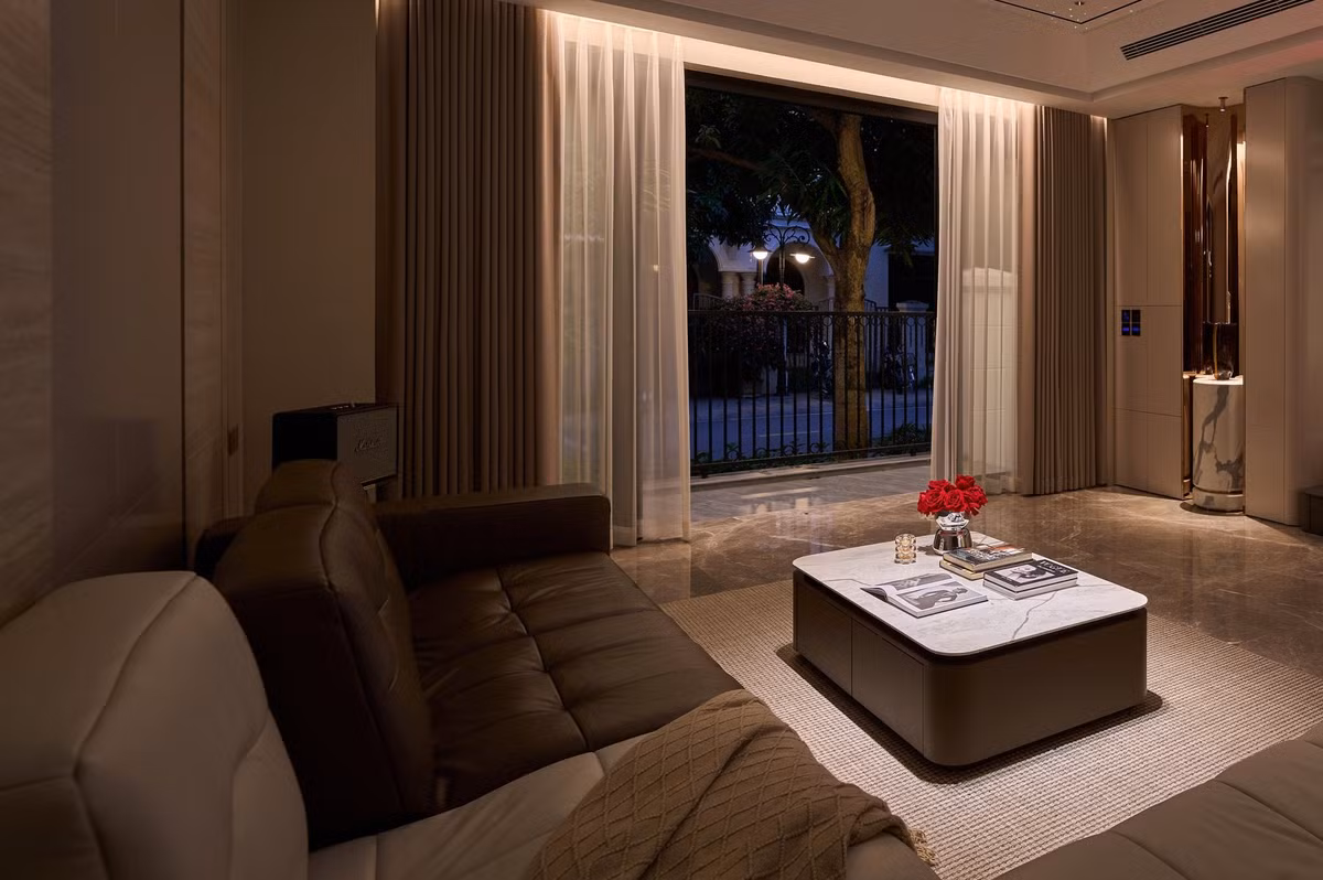 Hệ thống đèn âm trần và đèn hắt tường được lắp đặt khéo léo, vừa đảm bảo ánh sáng, vừa tạo hiệu ứng thị giác đẹp mắt. Ảnh: FB Đoàn Văn Hậu