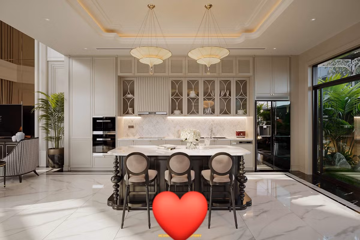 Phòng bếp vừa hiện đại vừa mang hơi hướng tân cổ điển. Đảo bếp lớn có mặt đá marble đường vân mềm mại. Ảnh: FBNV