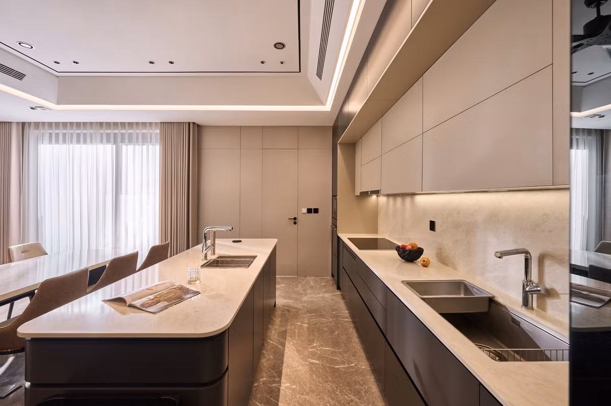 Khu bếp có tông kem chủ đạo, với đường vân đá chìm trải dài, nâng tầm không gian bếp. Nhờ đó căn bếp trông vừa sang trọng, sạch sẽ, tinh tế. Ảnh: FB Đoàn Văn Hậu