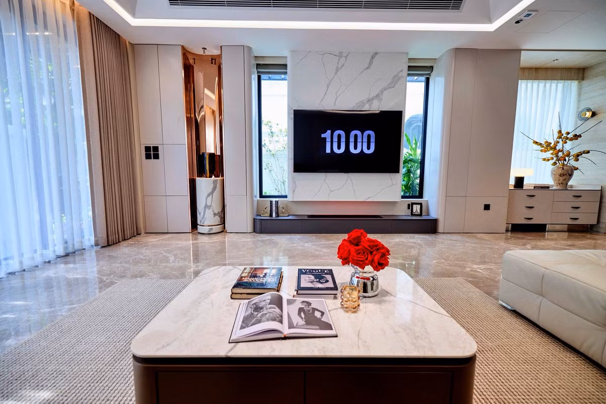 Tổ ấm mới của Đoàn Văn Hậu - Doãn Hải My nằm trong một khu đô thị cao cấp ở Hà Nội, có tông màu trắng xám vàng chủ đạo. Phòng khách nổi bật với đá vân xám cá tính, mang lại cảm giác vừa chill chill để thư giãn, nhưng vẫn toát lên sự đẳng cấp. Ảnh: FB Đoàn Văn Hậu