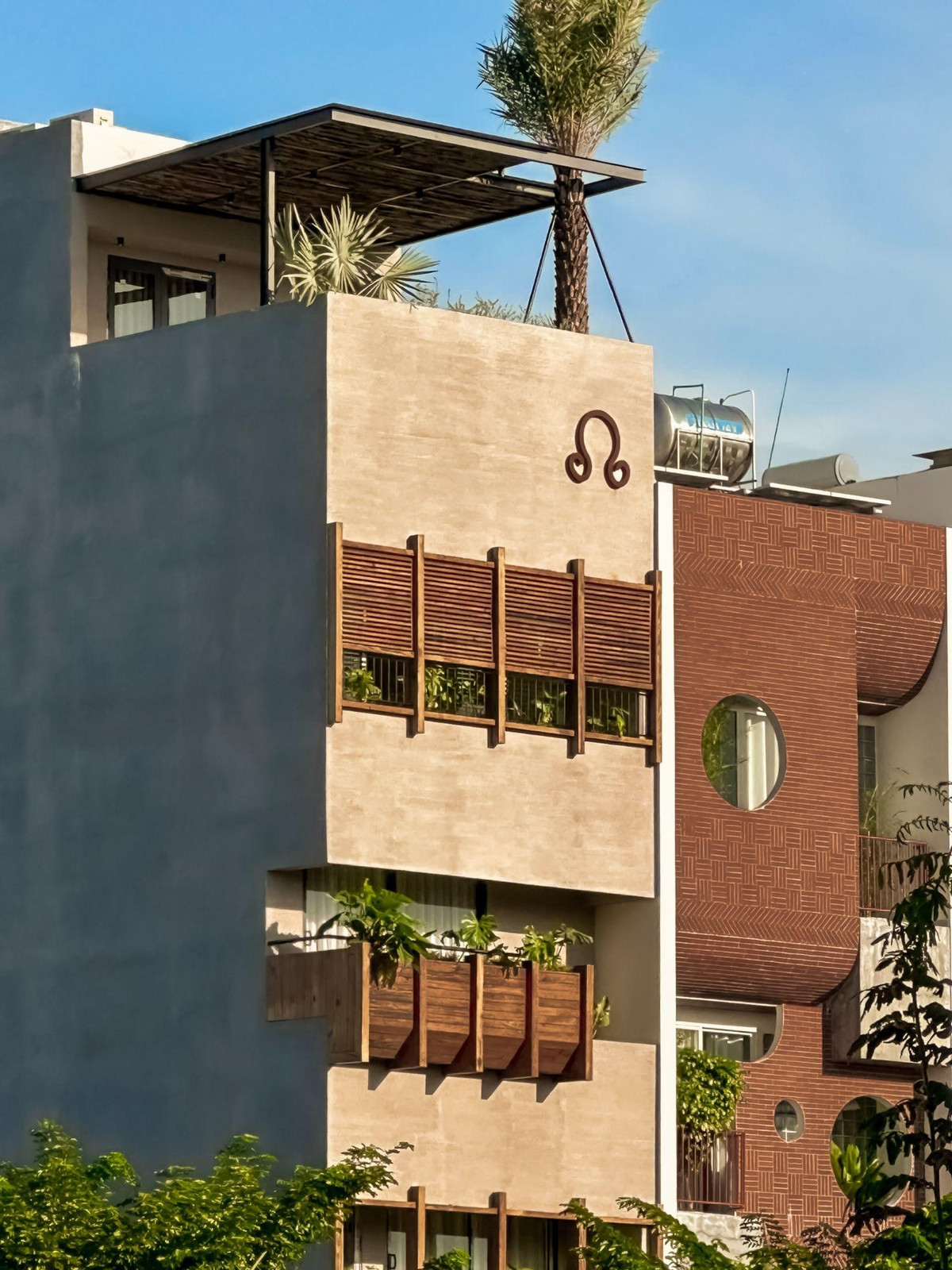 Ngôi nhà mở rộng ra nhiều hướng, vừa là nhà ở, vừa là cửa hàng, studio và cả phòng livestream. Nhiệm vụ của đội ngũ kiến trúc sư là làm sao tạo ra một không gian sống đa chức năng nhưng không bị lộn xộn, không bị đứt gãy về cảm xúc hay không gian. Ảnh: Phú Đào