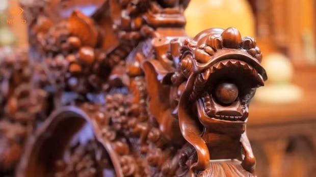 Bàn ghế rồng đỉnh đặc trưng cho gu chơi đồ gỗ của người hoài cổ. Ảnh chụp màn hình NhaTo