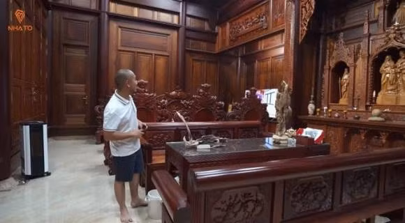 Khối trầm hương ngả màu đen tỏa hương tinh dầu dễ chịu khắp căn phòng. Ảnh chụp màn hình NhaTo