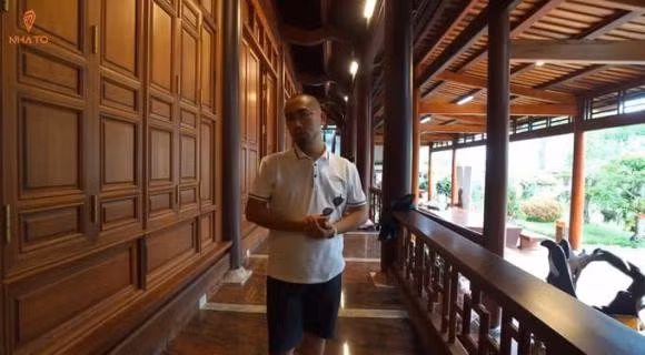 Trong nhà, gia chủ sử dụng gỗ hương Lào làm vách, cột trụ chống và chia gian bằng gỗ căm xe Lào. Ảnh chụp màn hình NhaTo