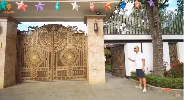 Cổng nhà bề thế khiến ai ngang qua cũng ngoái nhìn. Ảnh chụp màn hình NhaTo