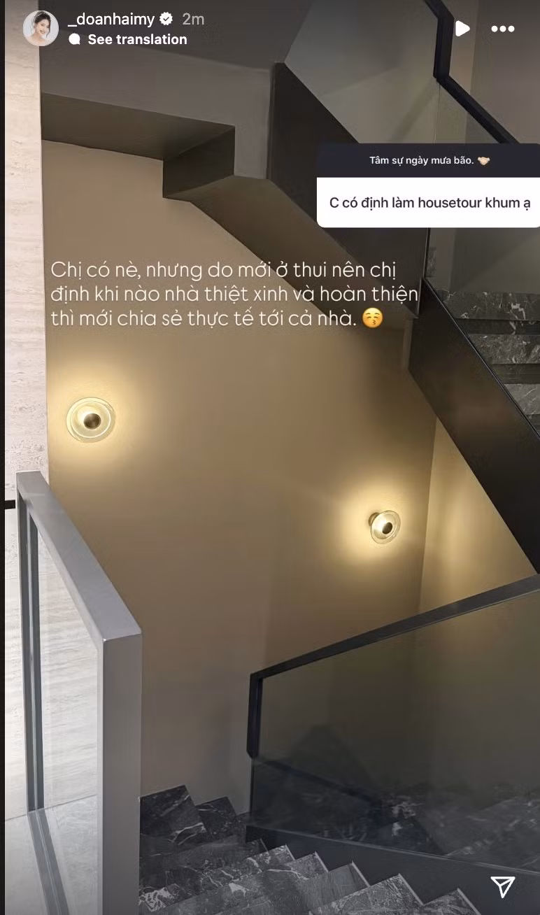 Cầu thang với lan can kính hiện đại. Ảnh: FBNV