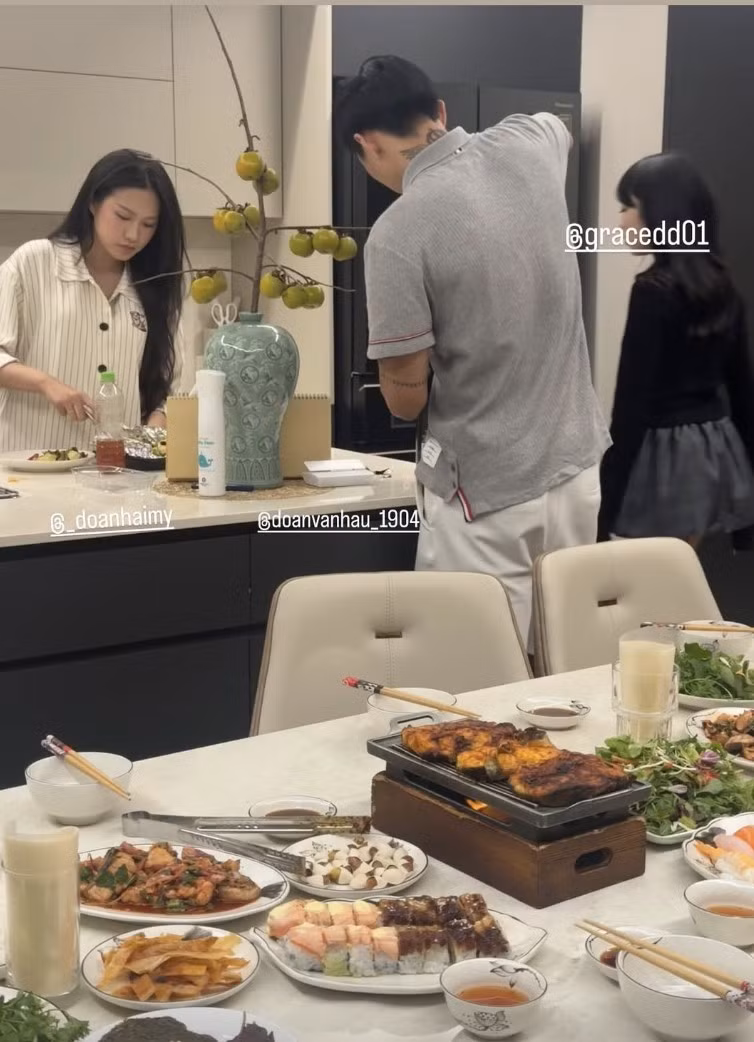 Bàn bếp trắng rộng rãi, bình hoa trang trí thanh nhã cùng các vật dụng nhà bếp được sắp xếp gọn gàng góp phần tạo nên tổng thể sang chảnh, tinh tế. Ảnh: FBNV