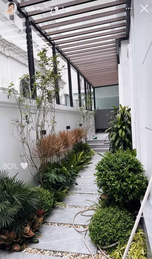 Biệt thự của cặp đôi tọa lạc tại một khu đô thị đắt đỏ, được thiết kế hiện đại với tông màu sang trọng, không gian mở thoáng đãng và nội thất tiện nghi. Ảnh: FBNV