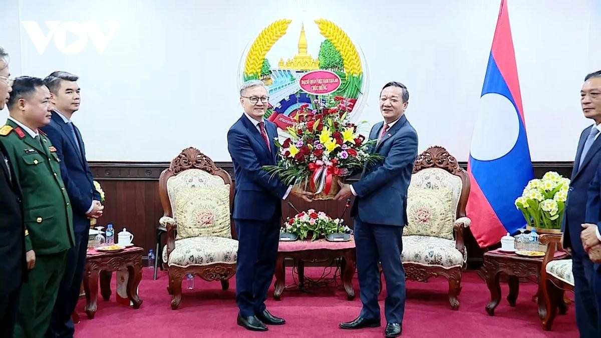 Đại sứ Việt Nam tại Lào Nguyễn Minh Tâm chúc mừng Bộ trưởng Bộ Ngoại giao Lào Thongsavan Phomvihane được Quốc hội Lào khóa X phê chuẩn giữ chức Phó Thủ tướng Chính phủ.