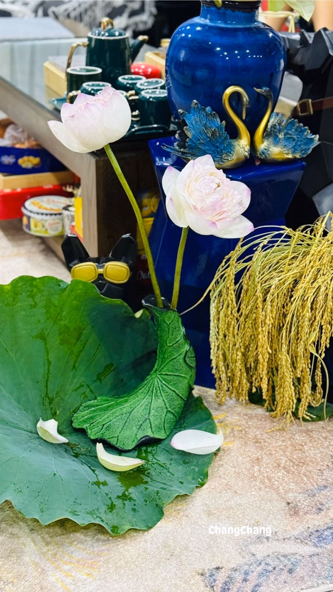 Chiếc lọ tưởng khó cắm nhưng vào tay MC Hoàng Trang lại đầy nghệ thuật. Ảnh: FB Trang Hoang