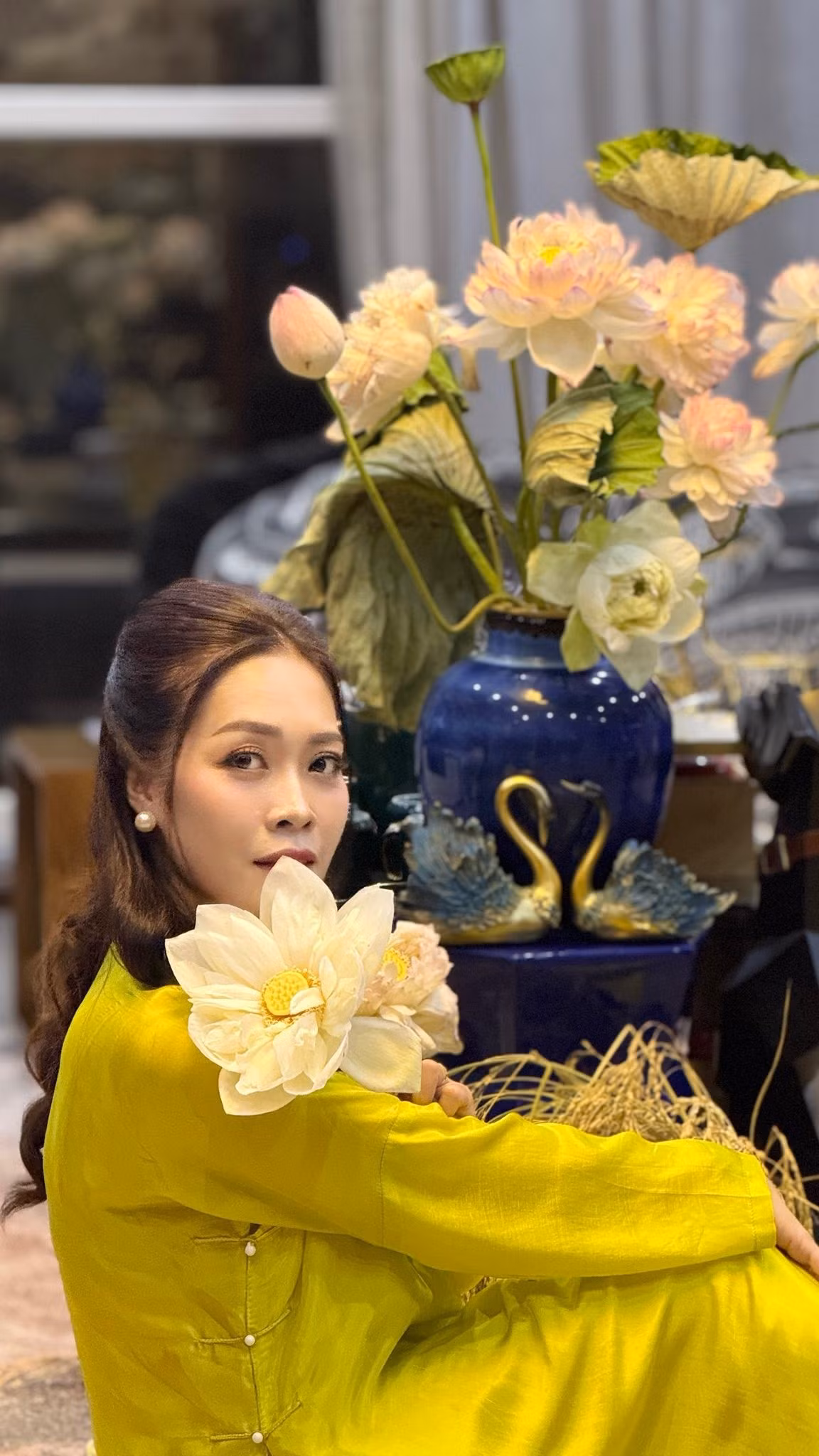 BTV Hoàng Trang có niềm đam mê đặc biệt với nghệ thuật cắm hoa. Gần đây, nữ MC mê cắm hoa sen. Ảnh: FB Trang Hoang