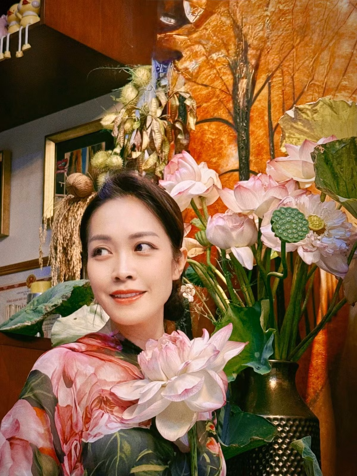 Hoa làm nữ MC có thêm cảm hứng. Ảnh: FB Trang Hoang