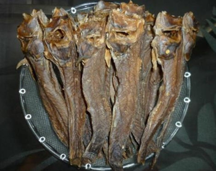 Khi cá đến độ khô nhất định, cá được cho vào túi nilon hút chân không và bảo quản trong tủ đông. Ảnh: Dacsancamau