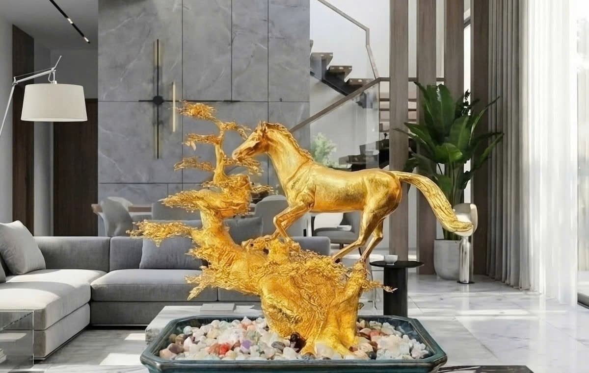 Tượng Ngựa Vàng Ngũ Phúc giá 50 triệu đồng gây ấn tượng với cây mai vàng lớn, tán rộng và đang nở rộ. Ảnh: Golden gift