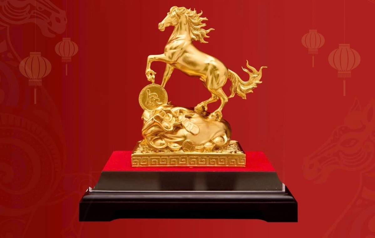 Để tạo nền cho bề mặt của tượng, các nghệ nhân phải mài, dũa tỉ mỉ từng chi tiết. Ảnh: Kinggold