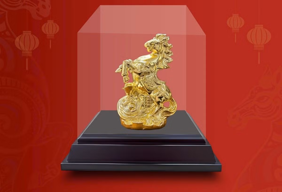 Các mẫu tượng ngựa phát tài bằng đồng mạ vàng Nano có giá từ 1,5 - 3 triệu đồng. Ảnh: Kinggold