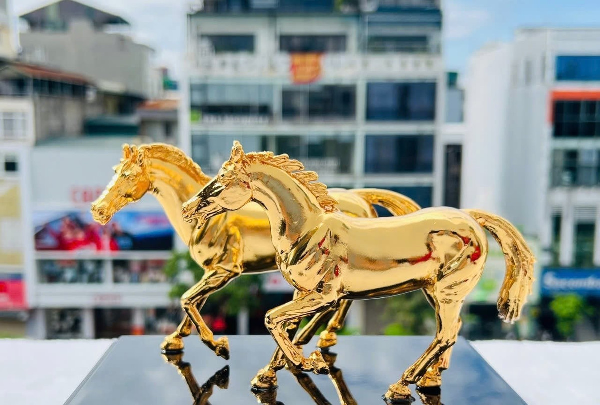 Theo khảo sát, tượng ngựa mạ vàng có giá dao động từ 8 - 50 triệu đồng, tùy mẫu mã và kích thước. Ảnh: Golden gift