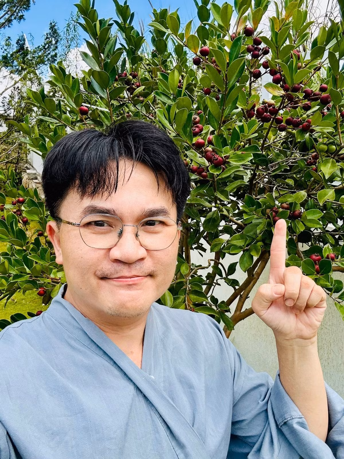 Mới đây, MC Đại Nghĩa chia sẻ loạt ảnh về cây ổi xiêm (hay còn gọi ổi tí hon) với những chùm quả chín mọng trồng tại cơ ngơi của anh ở Đà Lạt. Ảnh: FB Bùi Đại Nghĩa