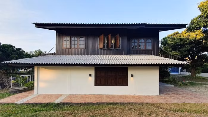 Hệ thống kết cấu gỗ được bổ sung bằng kèo thép để tăng khả năng chịu lực. Ảnh: Homedeedee