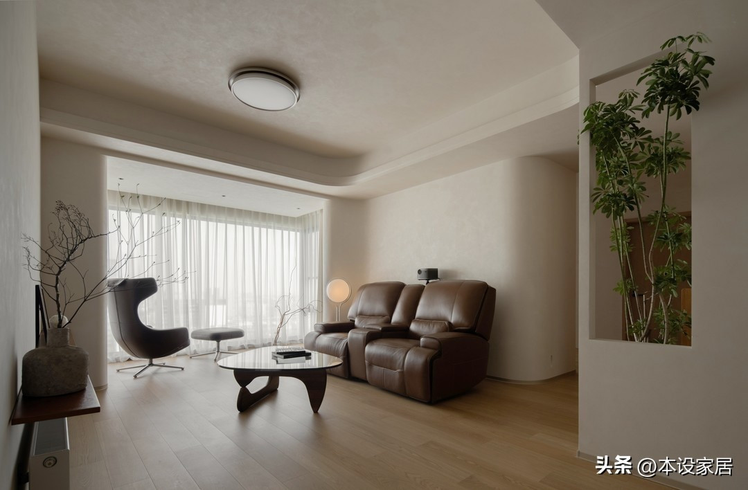 Không chọn phong cách cầu kỳ hay phô trương, gia chủ quyết định cải tạo theo hướng tối giản hiện đại, ưu tiên sự an toàn, tiện nghi và cảm giác an yên. Ảnh: Toutiao