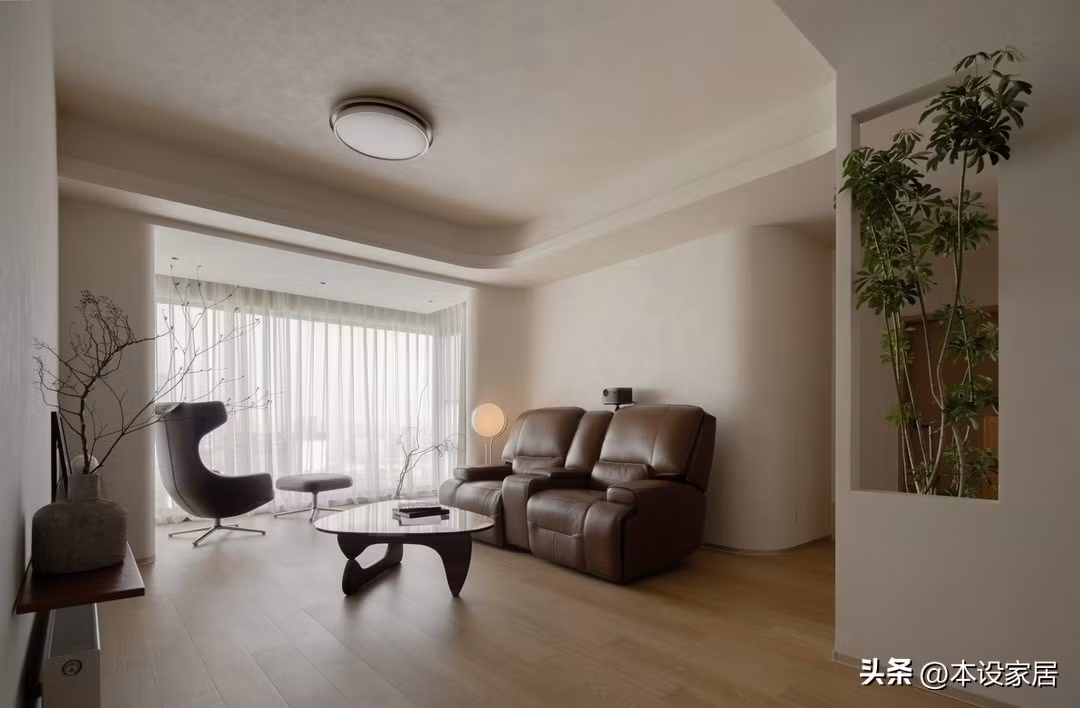 Không chọn phong cách cầu kỳ hay phô trương, gia chủ quyết định cải tạo theo hướng tối giản hiện đại, ưu tiên sự an toàn, tiện nghi và cảm giác an yên. Ảnh: Toutiao