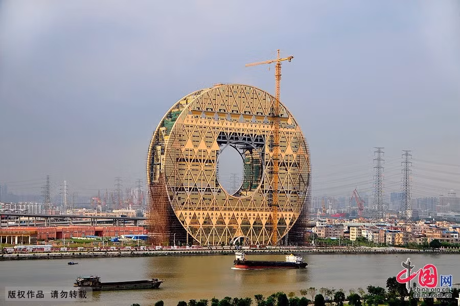 Đây là tòa nhà hình tròn cao nhất thế giới. Đặc biệt, ở vị trí trung tâm của tòa nhà còn có một lỗ trống, biến nó trở thành một đồng tiền xu khổng lồ. Ảnh: China