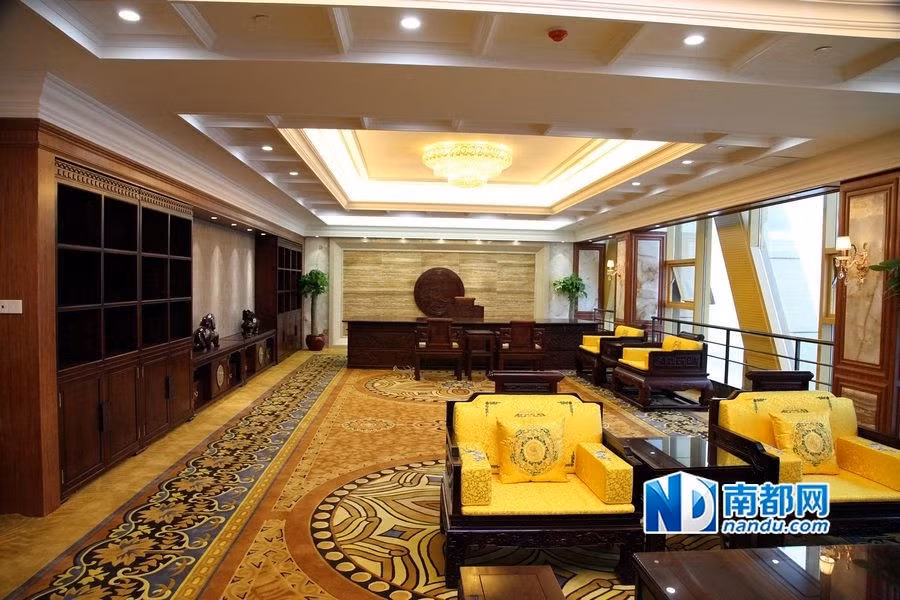 Bên trong tòa nhà hình hình đồng xu. Ảnh: Forgemind