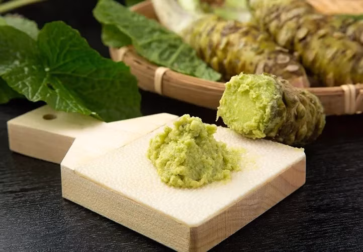 Đặc biệt, loại củ này sau khi thu hoạch phải được sử dụng ngay, nếu để quá 15 phút sẽ mất đi hương vị cay nồng đặc trưng. Ảnh: Tasteatlas