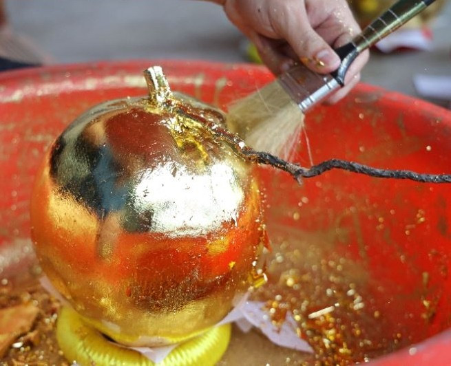 Vàng sử dụng là vàng 24K công nghiệp có độ mỏng cao. Ảnh: Báo tin tức