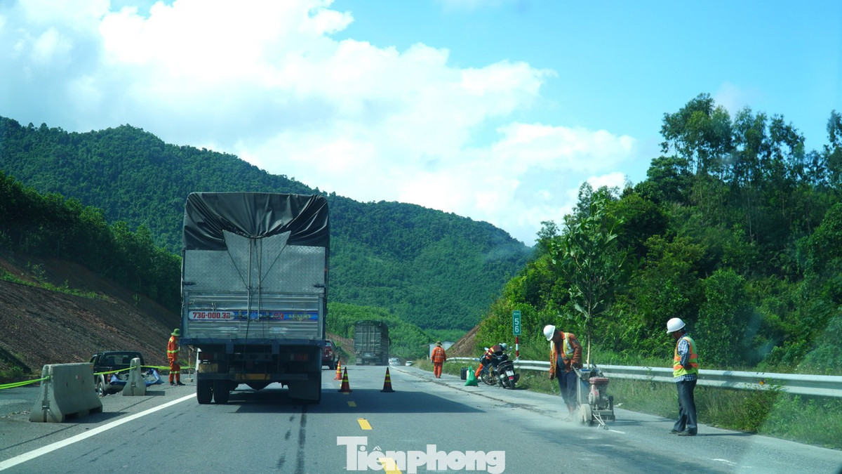 Công nhân đang triển khai mở rộng cao tốc La Sơn - Hòa Liên lên 4 làn đường. Tuyến đường này vừa thi công, vừa khai thác. Ban Quản lý dự án đường Hồ Chí Minh cho hay đã phối hợp cùng các lực lượng chức năng khắc phục hư hỏng mặt đường, bảo đảm an toàn giao thông trên tuyến.