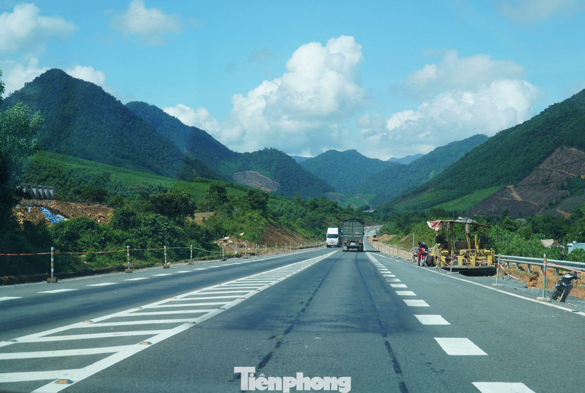 Những vết vá gặp liên tục trên mặt đường. Tuyến cao tốc La Sơn - Hòa Liên sẽ được nâng cấp lên 4 làn xe với chiều rộng 22m, vận tốc thiết kế từ 60 - 80 km/h. Từ đó nâng cao năng lực khai thác tuyến, bảo đảm an toàn giao thông và phát huy vai trò của tuyến cao tốc Bắc - Nam phía đông trong kết nối vùng và quốc gia.