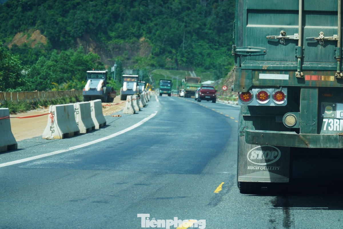 Nhiều vết kéo dài cả chục mét, rộng bằng cả làn đường. Anh Nguyễn Phúc Hạnh (30 tuổi, lái xe dịch vụ) thường xuyên đi trên tuyến đường này cho hay: "Nhiều đoạn bị bong, lở, chạy tốc độ cao cảm nhận rất rõ và cũng sợ mất an toàn."