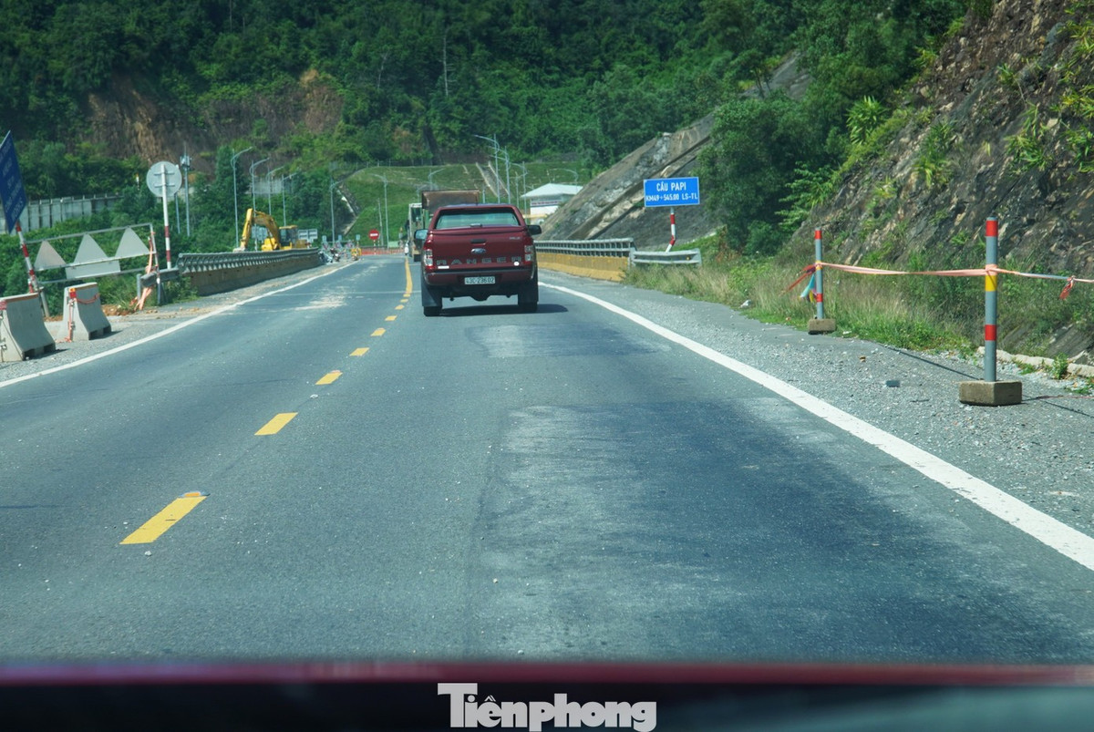 Đoạn gần hầm Mũi Trâu nhiều vết vá nối tiếp nhau. Theo Ban Quản lý dự án đường Hồ Chí Minh (chủ đầu tư Dự án mở rộng đường Hồ Chí Minh đoạn La Sơn - Hòa Liên) mặt đường hư hỏng do ảnh hưởng các đợt mưa lớn kéo dài từ bão số 10.