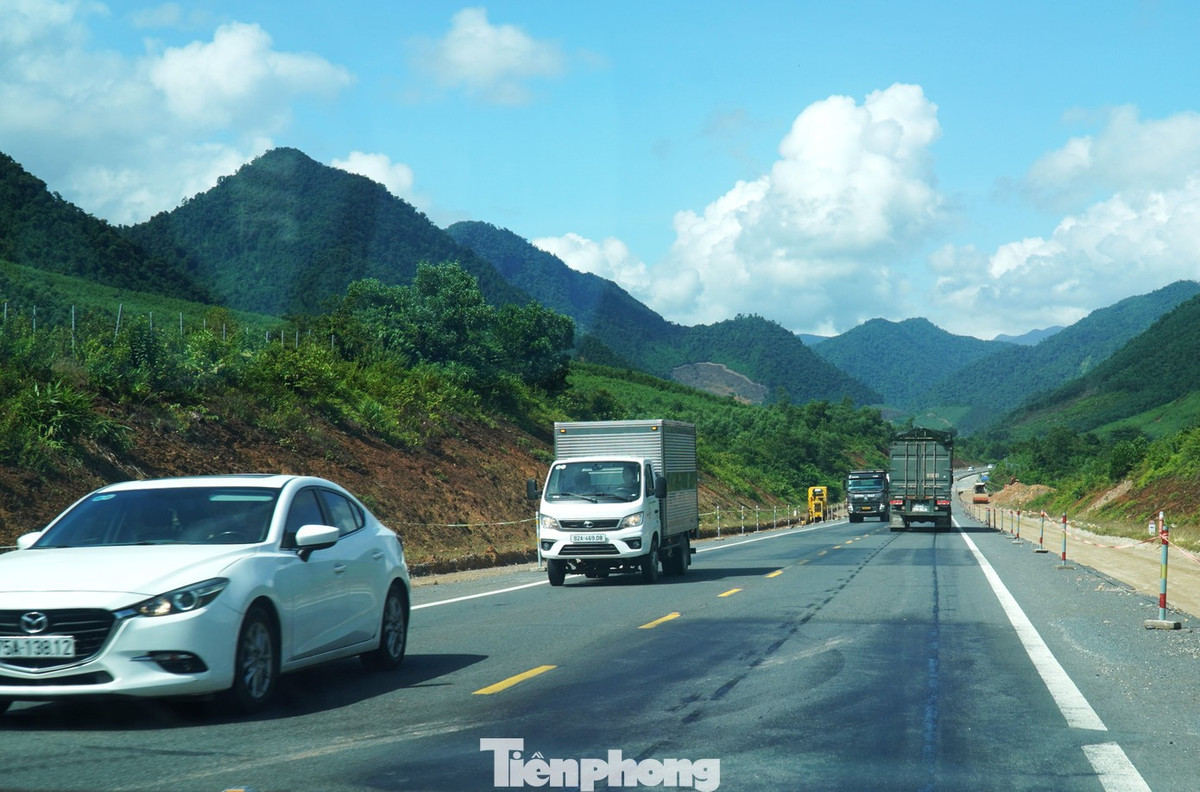 Cao tốc La Sơn - Hòa Liên nối TP Huế và Đà Nẵng, dài 65km, được đưa vào khai thác vào năm 2022. Ghi nhận của PV Tiền Phong, đoạn đường ở địa phận TP Đà Nẵng chi chít vết vá . Ảnh: Thanh Hiền.