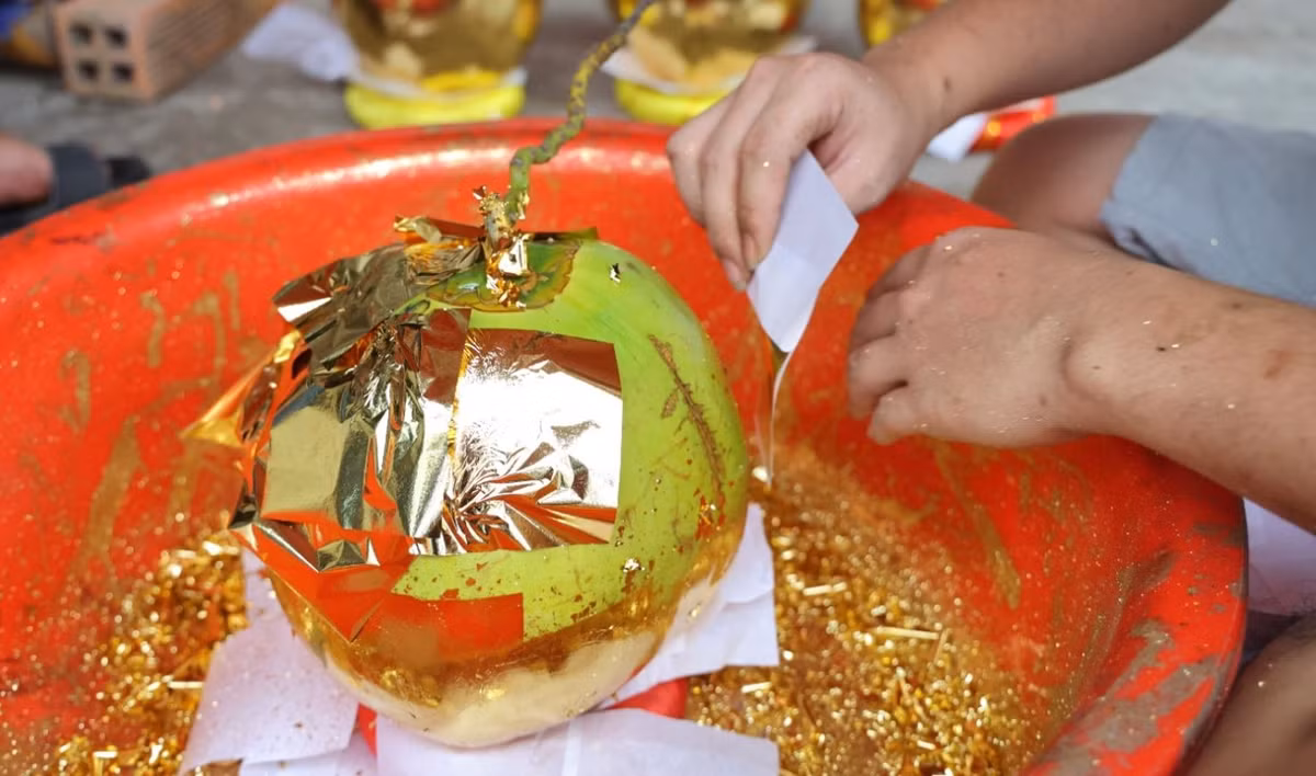 Trung bình mỗi trái dừa cần tới 30–40 lá vàng 24K, tất cả đều làm thủ công. Ảnh: Báo tin tức
