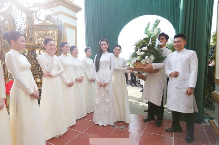 Lối dẫn vào nhà lát gạch đỏ. Ảnh: Tiền phong