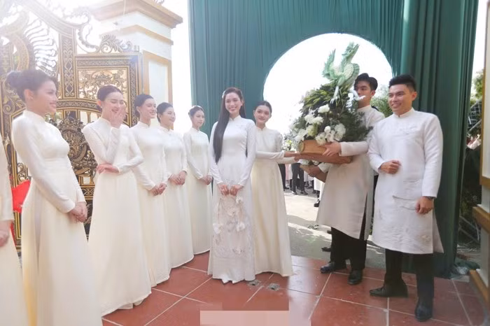 Lối dẫn vào nhà lát gạch đỏ. Ảnh: Tiền phong