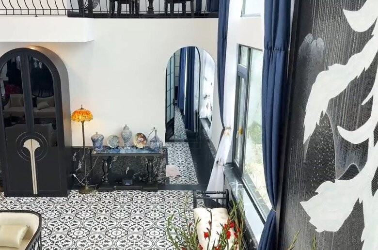 Sự kết hợp tinh tế giữa sắc đỏ của hoa Tết và các món đồ trang trí tạo vẻ đẹp vừa quyền quý vừa ấm ấm cúng. Ảnh: FB Phạm Phương Thảo