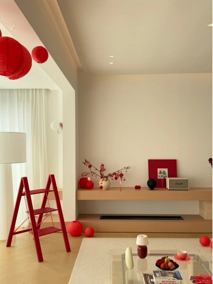 Chiếc thang màu đỏ như một chi tiết trang trí trong phòng khách. Ảnh: Xiaohongshu