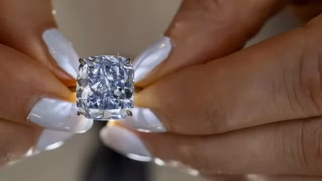 Viên kim cương xanh quý hiếm được khai thác vào năm 2023 từ mỏ Cullinan nổi tiếng ở Nam Phi. Ảnh: BGNES