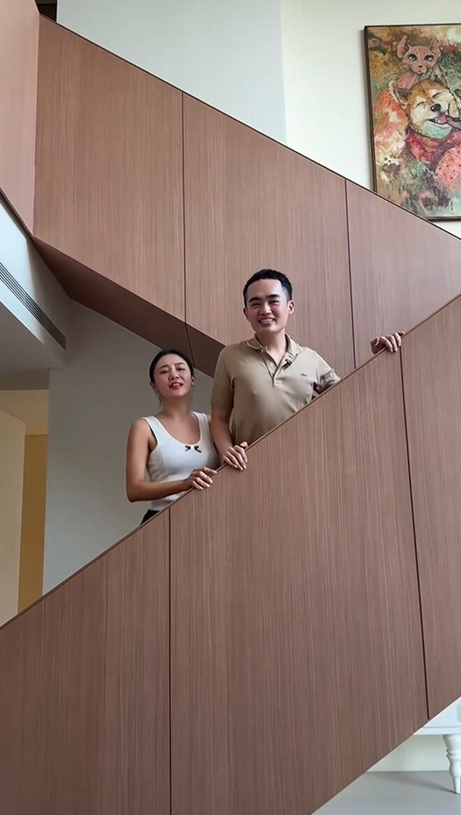 Mảng tường cao dọc cầu thang được trang trí bằng bức tranh nhiều màu sắc. Ảnh chụp màn hình